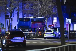 tres-heridos-tras-embestir-coche-contra-parada-de-autobus-en-alemania