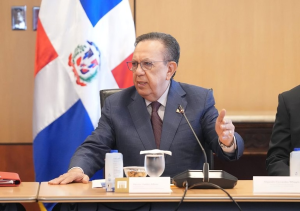 valdez-albizu-pasa-balance-al-sistema-financiero-y-destaca-solidez-del-sector-bancario
