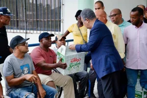 leonel-fernandez-entrega-raciones-alimenticias-a-poblaciones-vulnerables 