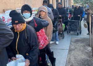 inflacion-y-navidad-en-ee-uu.:-la-dura-realidad-de-latinos-en-bancos-de-comida