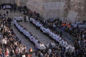 miles-acuden-a-belen-para-revivir-el-espiritu-navideno-tras-dos-anos-de-conflicto-en-gaza
