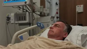 bolsonaro-es-trasladado-desde-prision-a-un-hospital-de-brasilia-para-someterse-a-cirugia