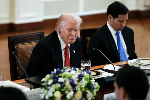 trump-cesa-a-30-embajadores-de-carrera-y-genera-debate-politico