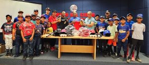 director-provincial-miderec-santiago-entrega-utileria-para-jugar-beisbol-a-dos-ligas