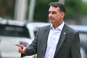 bolsonaro-reafirma-a-su-hijo-como-candidato-presidencial-en-2026