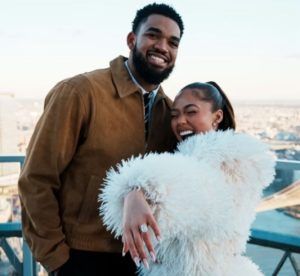 karl-towns-y-jordyn-woods-sellan-su-amor-con-compromiso-navideno