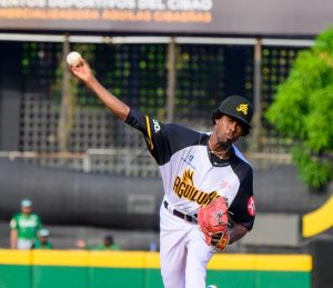 jorge-tavarez-abrira-primer-juego-de-las-aguilas-en-el-round-robin