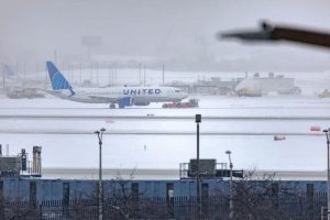 cancelaciones-y-retrasos-masivos-de-vuelos-por-tormenta-invernal-en-noreste-de-estados-unidos