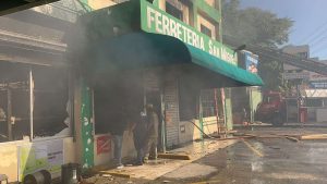 incendio-en-ferreteria-san-miguel-mantiene-a-bomberos-en-labores-por-mas-de-14-horas