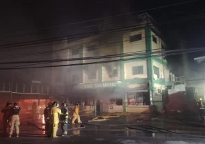despliegan-amplio-operativo-por-incendio-de-gran-magnitud-en-ferreteria-de-la-independencia