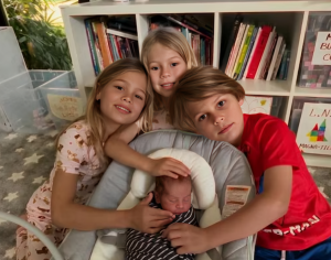 enrique-iglesias-y-anna-kournikova-presentan-por-primera-vez-a-su-cuarto-hijo