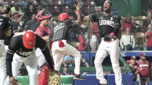 jonron-decisivo-de-junior-lake-mantiene-invicto-al-escogido-en-el-round-robin