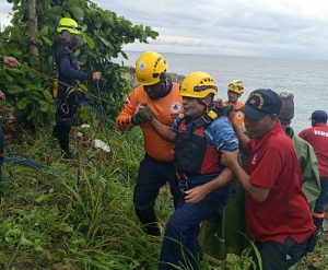 rescatan-con-vida-a-hombre-que-cayo-al-mar-en-santo-domingo-este