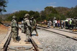 ascienden-a-14-las-victimas-mortales-por-el-descarrilamiento-de-un-tren-en-sur-de-mexico