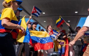 venezolanos-celebran-la-caida-de-maduro-en-mar-a-lago-y-doral