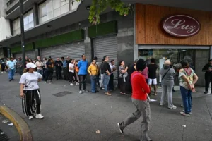 caracas-amanece-con-las-calles-vacias-y-filas-en-supermercados-tras-la-captura-de-maduro