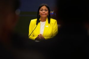 delcy-rodriguez-asume-la-presidencia-interina-de-venezuela:-¿colaborara-con-ee-uu.?