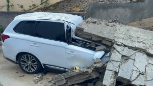 pared-colapsa-sobre-yipeta-tras-constantes-lluvias-en-puerto-plata