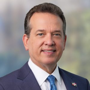abinader-designa-a-victor-“ito”-bisono-como-ministro-de-viviendas-y-edificaciones