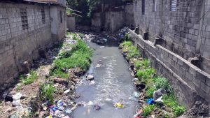 reportan-rotura-de-tuberia-de-aguas-residuales-por-canada,-inunda-sector-vuelta-larga,-santiago