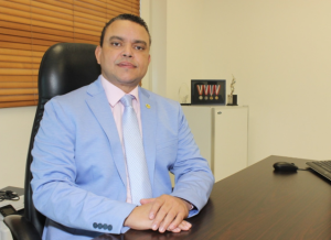 abinader-designa-a-julio-landron-como-nuevo-director-del-servicio-nacional-de-salud