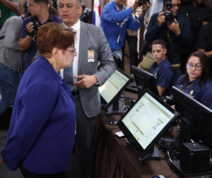 renovacion-de-la-cedula-inicia-en-la-jce-con-su-empleada-mas-antigua