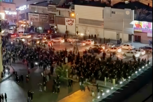 protestas-masivas-sacuden-iran-este-viernes;-elevan-presion-contra-el-regimen