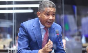 eugenio-cedeno-critica-a-pacheco-por-denunciar-cancelaciones-desde-el-hemiciclo