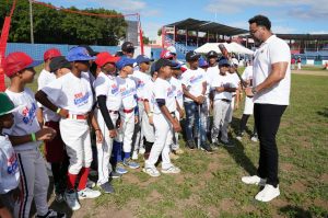 mas-de-200-ninos-participan-en-clinica-de-beisbol-en-bani-organizada-por-mlb-y-fedom