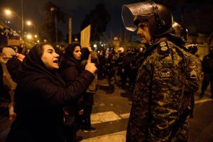 protestas-en-iran-dejan-dos-policias-muertos,-segun-medio-estatal