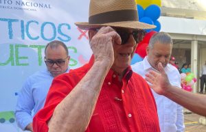 hipolito-mejia-resalta-valor-ambiental-y-social-de-la-jornada-“plasticos-por-juguetes”