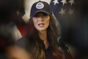 tensiones-en-minnesota:-kristi-noem-refuerza-seguridad-federal