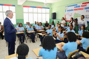 abinader-imparte-clase-de-moral-y-civica-a-estudiantes-de-quinto-grado