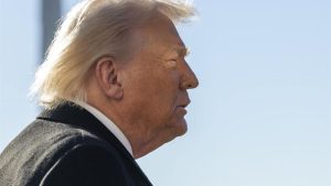 trump-hace-senales-obscenas-a-un-trabajador-de-ford-que-le-grito:-«protector-de-pedofilos»