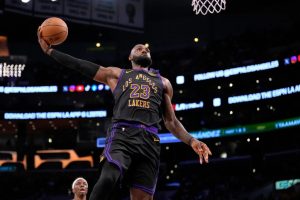LeBron desafía la edad: roza un triple-doble histórico a los 41 años