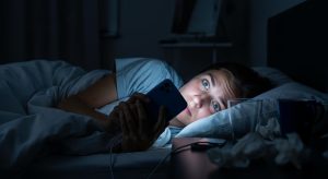 Si usas el celular antes de dormir te estarías exponiendo a estos riesgos