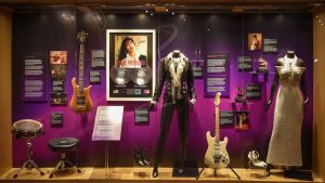 Exhibición dedicada a Selena muestra objetos personales de la Reina del Tex Mex 