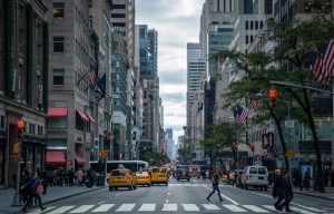 gobernadora-nueva-york-anuncia-reduccion-costo-seguros-de-autos