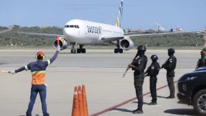 venezuela-recibe-primer-avion-con-migrantes-deportados-por-eeuu-desde-la-captura-de-maduro