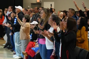exiliados-venezolanos-y-cubanos-oran-en-miami-por-la-libertad-de-sus-paises