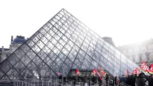 museo-del-louvre-vuelve-a-cerrar-por-huelga;-empleados-exigen-mejoras-salariales