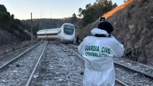 espana-investiga-causa-de-choque-de-trenes-en-cordoba