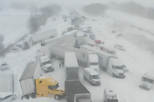 choque-multiple-por-tormenta-de-nieve-involucra-mas-de-100-vehiculos-en-michigan