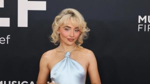 sabrina-carpenter-actuara-en-los-grammy-2026-segun-confirma-la-academia-de-la-grabacion