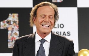 Fiscalía española no permite a Julio Iglesias acceder a contenido de demanda en su contra