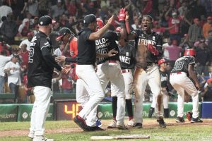 con-remontada-en-el-octavo,-leones-toman-comando-de-la-serie-final
