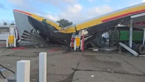patana-impacta-estacion-de-combustible-en-la-autopista-joaquin-balaguer,-en-santiago