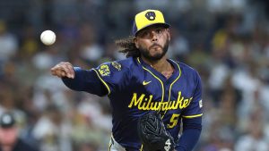 mets-adquieren-a-freddy-peralta-en-un-intercambio-clave-con-los-cerveceros