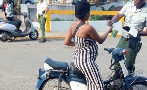 digesett-multa-a-conductora-embarazada-por-circular-sin-casco-y-sin-placa-en-puerto-plata