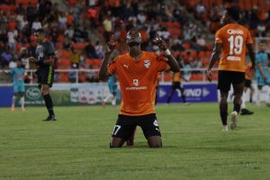 edwarlyn-reyes-logra-un-doblete-y-rescata-al-cibao-en-un- empate-2-2-con-salcedo